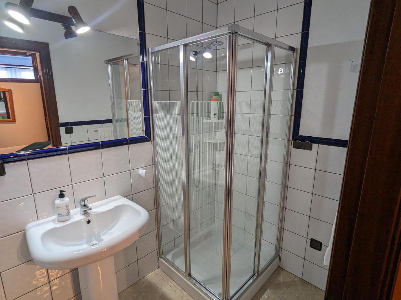 Vivienda Turistica Vacacional Maricarmen Hotel Arou Екстериор снимка