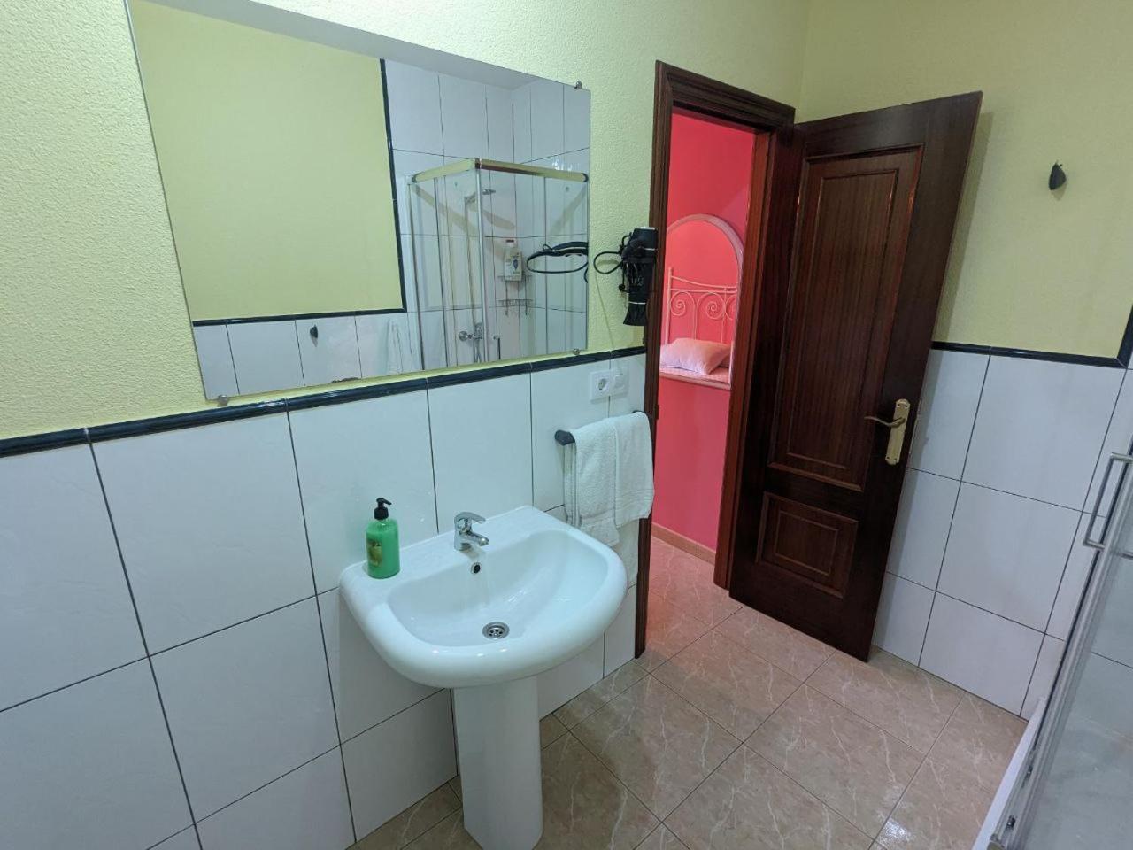 Vivienda Turistica Vacacional Maricarmen Hotel Arou Екстериор снимка